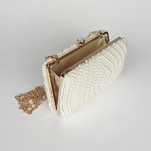 Perłowa torebka wizytowa ze złotym biglem i łańcuszkiem D10-103