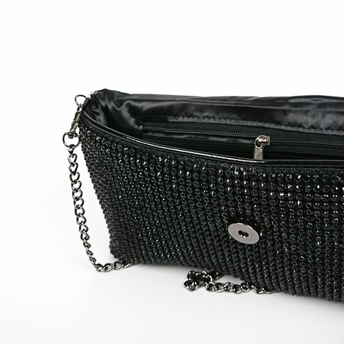 Czarna kopertówka z cyrkonii z klapą i czarnym łańcuszkiem D10-21