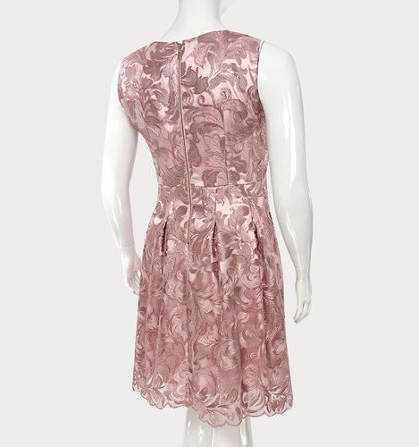 Koronkowa rozkloszowana sukienka plus size D2‑P330