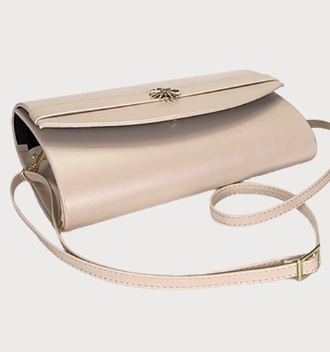 Beżowa torebka kopertówka ze skóry ekologicznej ze złotą spinką D10-153