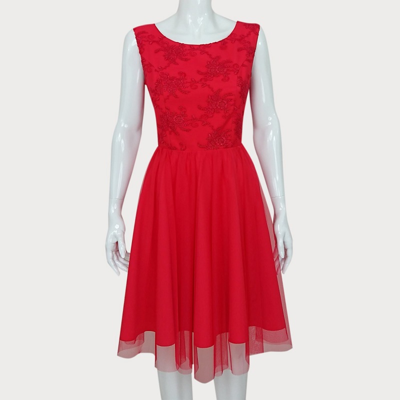 ROZKLOSZOWANA SUKIENKA Z KORONKĄ I TIULEM  D2-117