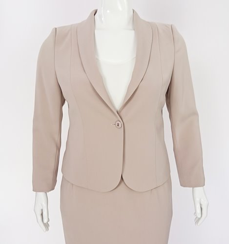 Kostium plus size beżowy z dekoltem w szpic elegancki D14-P14