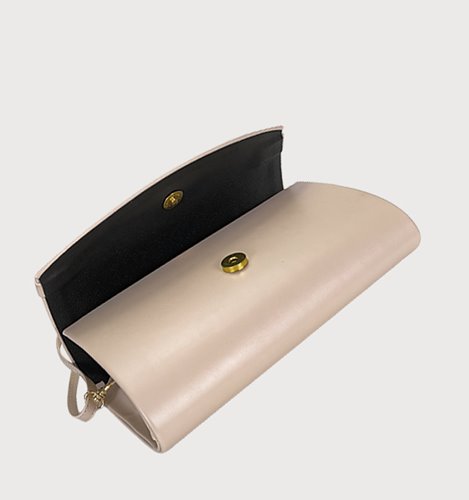 Beżowa torebka kopertówka ze skóry ekologicznej ze złotą spinką D10-153