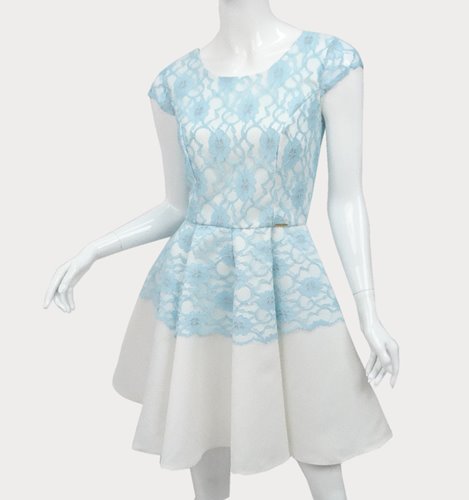 ROZKLOSZOWANA SUKIENKA Z KORONKĄ  D2-134