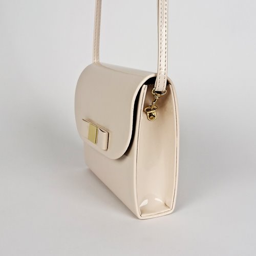 Beżowa lakierowana torebka z kokardką ze skóry ekologicznej na ramię D10-130