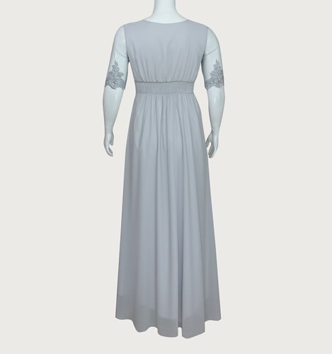 Zwiewna sukienka plus size maxi z miseczkami D2‑P260