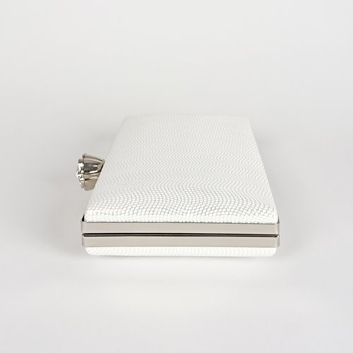 Biała kopertówka z falistą tłoczoną fakturą i biglem z kryształem D10-146