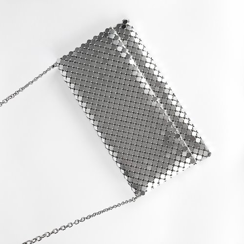 Srebrna metaliczna kopertówka mesh ze srebrnym łańcuszkiem D10-114