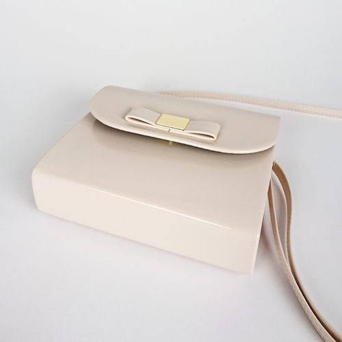 Beżowa lakierowana torebka z kokardką ze skóry ekologicznej na ramię D10-130