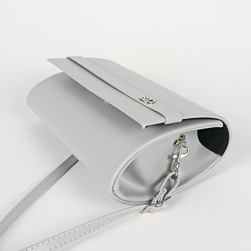 Szara cylindryczna torebka ze skóry ekologicznej z logo i klapą D10-123