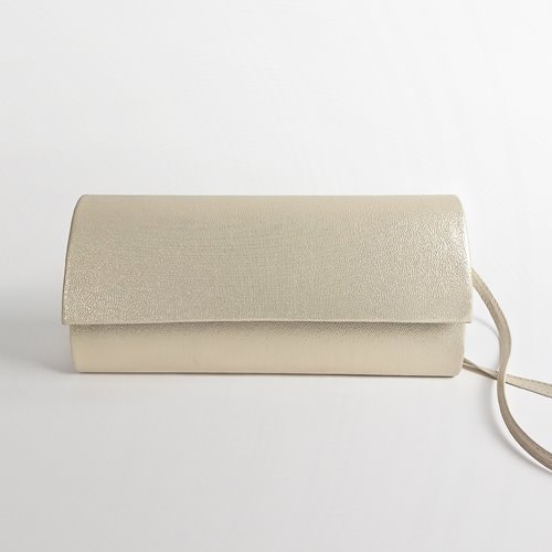 Złota kopertówka cylindryczna z fakturą ze skóry ekologicznej D10-112