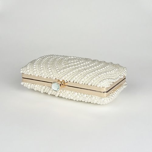 Perłowa torebka wizytowa ze złotym biglem i łańcuszkiem D10-103