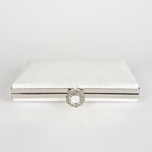 Biała kopertówka z falistą tłoczoną fakturą i biglem z kryształem D10-146