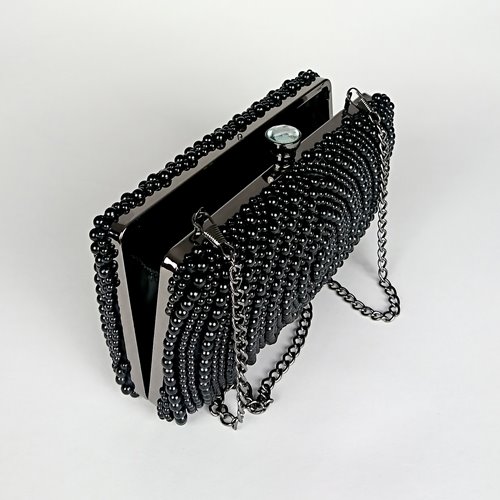 Czarna perłowa torebka z biglem i czarnym łańcuszkiem D10-102