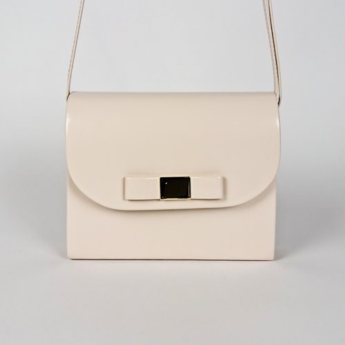 Beżowa lakierowana torebka z kokardką ze skóry ekologicznej na ramię D10-130