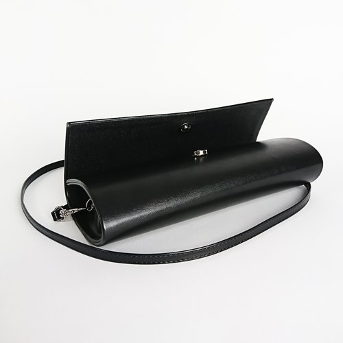 Czarna matowa kopertówka podłużna ze skóry ekologicznej na ramię D10-136