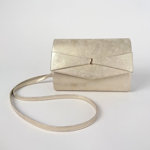 Złota torebka z drobnoziarnistą fakturą i geometryczną klapą D10-111