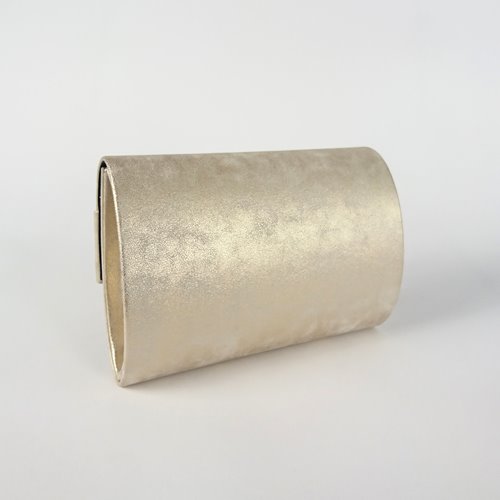 Złota torebka z drobnoziarnistą fakturą i geometryczną klapą D10-111