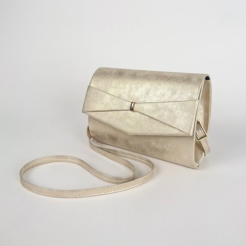 Złota torebka z drobnoziarnistą fakturą i geometryczną klapą D10-111