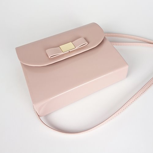 Różowa lakierowana listonoszka z kokardką ze skóry ekologicznej D10-131