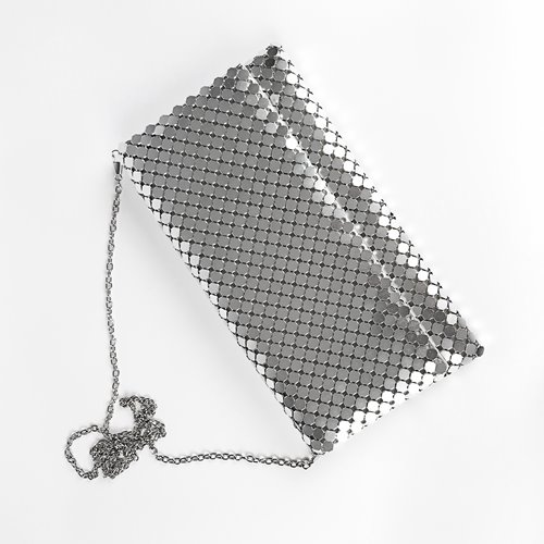 Srebrna metaliczna kopertówka mesh ze srebrnym łańcuszkiem D10-114