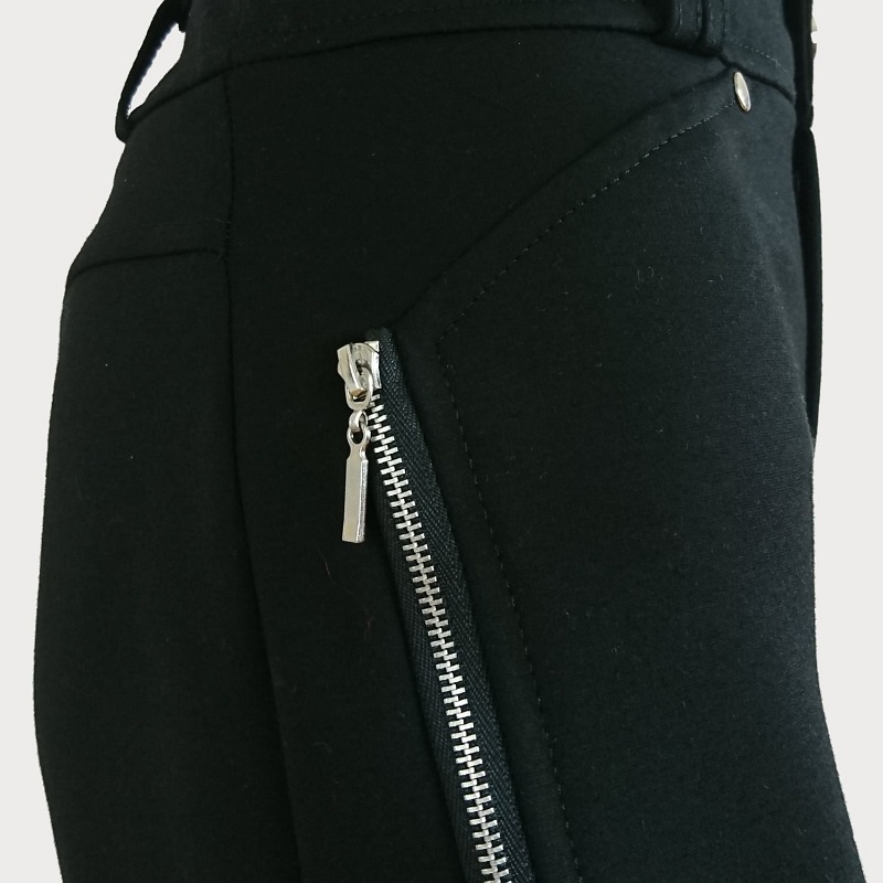 Czarne bawełniane spodnie plus size z ozdobnymi zamkami D4-P13