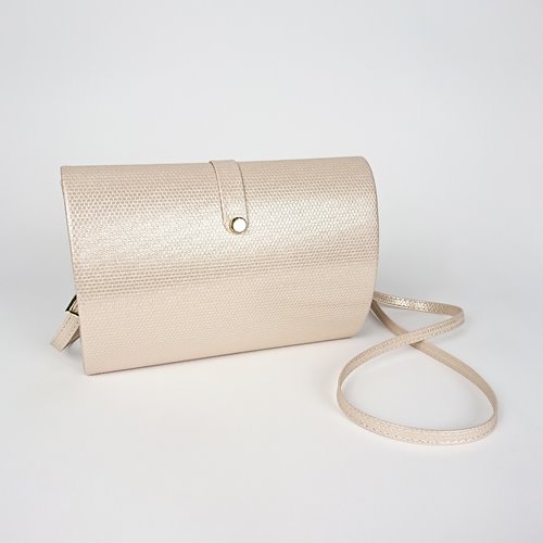 Beżowa torebka z fakturą ze skóry ekologicznej z klamrą D10-113