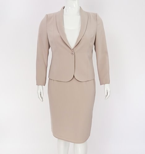 Kostium plus size beżowy z dekoltem w szpic elegancki D14-P14