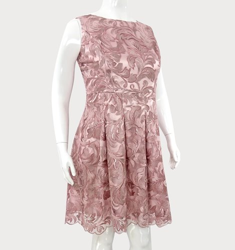 Koronkowa rozkloszowana sukienka plus size D2‑P330