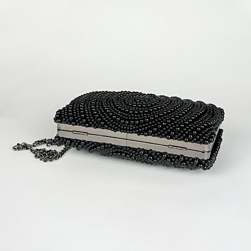 Czarna perłowa torebka z biglem i czarnym łańcuszkiem D10-102