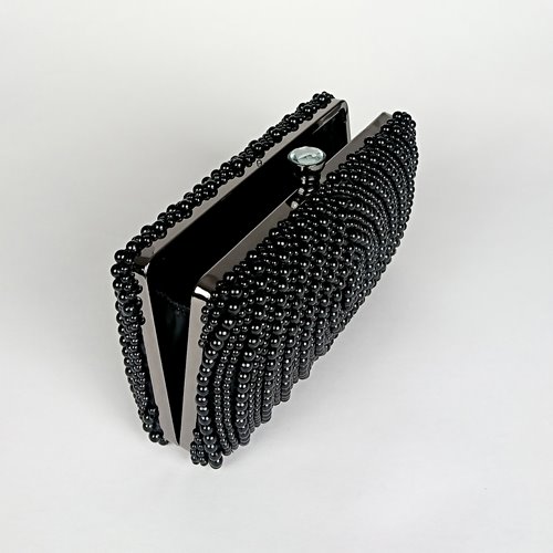 Czarna perłowa torebka z biglem i czarnym łańcuszkiem D10-102