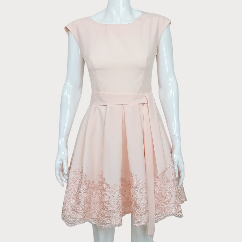 ROZKLOSZOWANA SUKIENKA Z KORONKĄ  D2-136