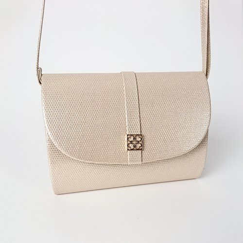 Beżowa torebka z fakturą ze skóry ekologicznej z klamrą D10-113