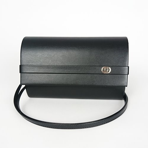 Czarna cylindryczna torebka ze skóry ekologicznej z klapą i logo D10-137