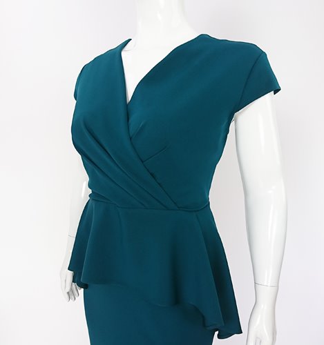 Sukienka plus size z baskinką do kolan D2‑P366