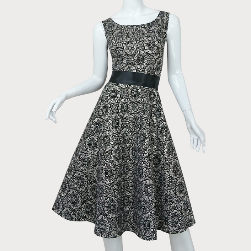 ROZKLOSZOWANA  CZARNA  SUKIENKA Z PASKIEM D2-10