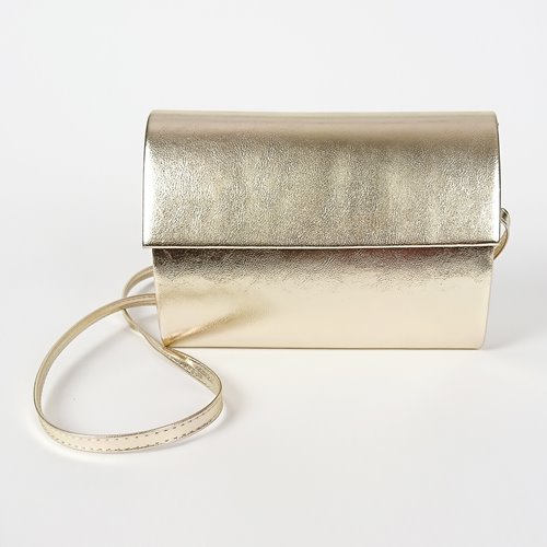 Złota torebka kopertówka ze skóry ekologicznej na ramię D10-110