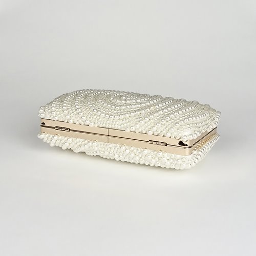 Perłowa torebka wizytowa ze złotym biglem i łańcuszkiem D10-103