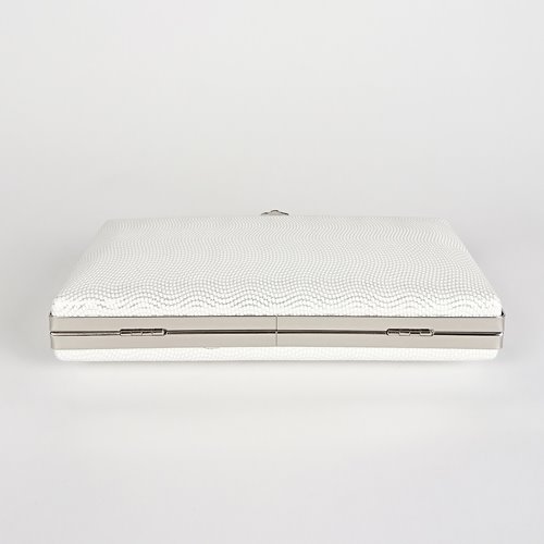 Biała kopertówka z falistą tłoczoną fakturą i biglem z kryształem D10-146