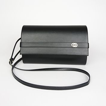 Czarna cylindryczna torebka ze skóry ekologicznej z klapą i logo D10-137