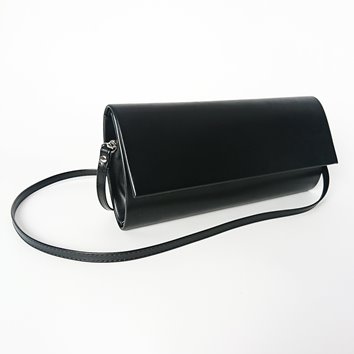 Czarna matowa kopertówka podłużna ze skóry ekologicznej na ramię D10-136
