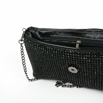 Czarna kopertówka z cyrkonii z klapą i czarnym łańcuszkiem D10-21