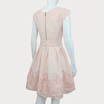 ROZKLOSZOWANA SUKIENKA Z KORONKĄ  D2-136