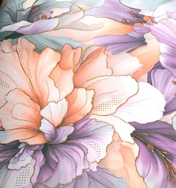 RÓŻOWY WISKOZOWY SZAL W KWIATY ZE ZŁOTYM AKCENTEM