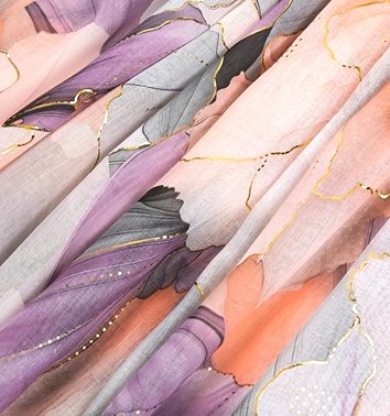 RÓŻOWY WISKOZOWY SZAL W KWIATY ZE ZŁOTYM AKCENTEM