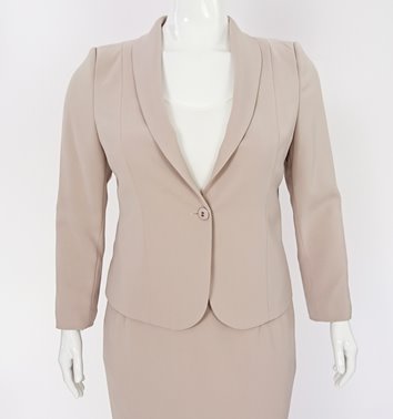 Kostium plus size beżowy z dekoltem w szpic elegancki D14-P14