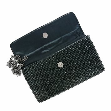 Czarna kopertówka z cyrkonii z klapą i czarnym łańcuszkiem D10-21