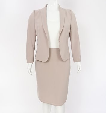 Kostium plus size beżowy z dekoltem w szpic elegancki D14-P14