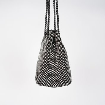 Czarna torebka worek pokryta cyrkoniami z czarnym łańcuszkiem D10-107