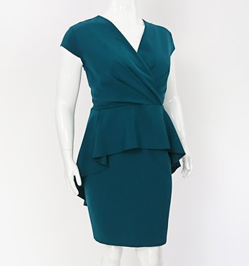 Sukienka plus size z baskinką do kolan D2‑P366